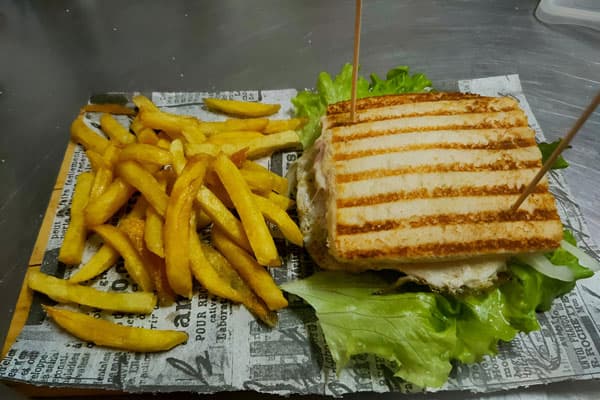 Ensaladas, carnes, bocadillos, pizzas... en San Cibrao das Viñas